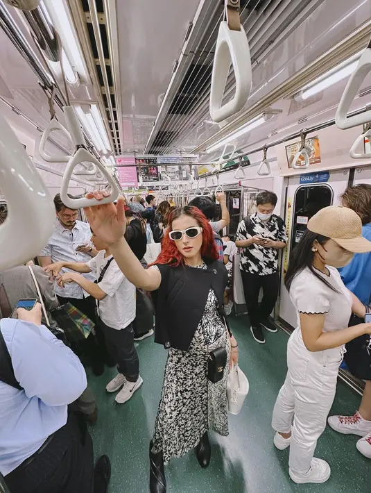 Kembali tampil penuh gaya, kali ini Tasya Farasya berpose di dalam kereta. Ia mengenakan dress bermotif floral bernuansa hitam-putih, ditumpuknya dengan cropped outer asimetris berwarna hitam. Untuk tampilan lebih slay, Tasya menambahkan sunglasses dengan bingkai putih. Foto: Instagram.