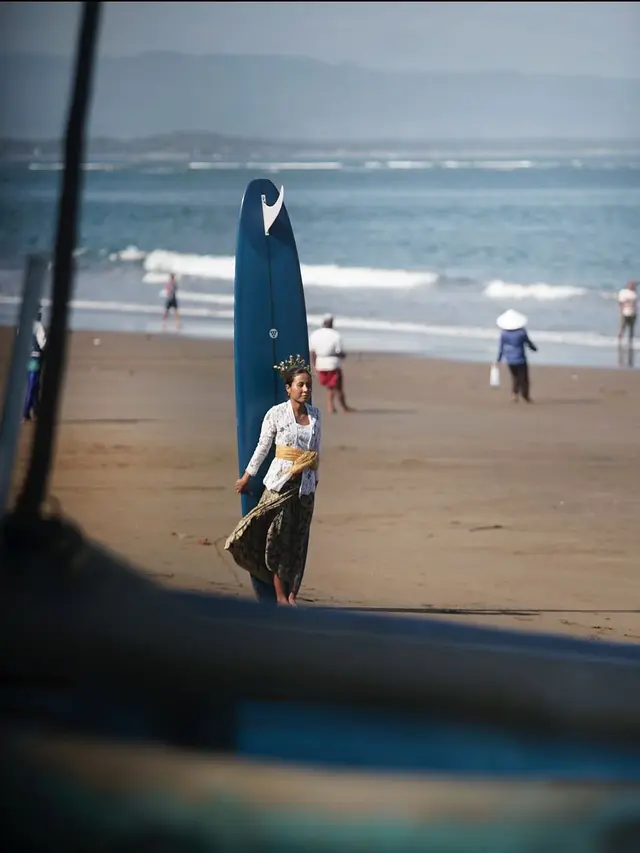 Pesona Ayu Peselancar Flora Christin Butarbutar Berkebaya Saat Surfing di Bali