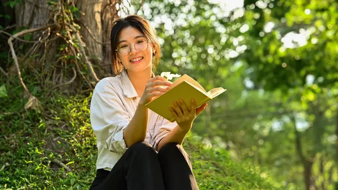 tersenyum bahagia santai