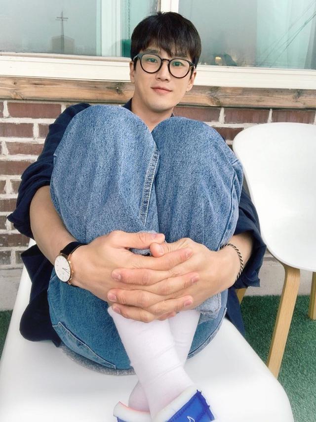 Ahn Bo Hyun Bintang Descendants Of The Sun Yang Jadi Tukang Bangunan Demi Bertahan Hidup Showbiz Liputan6 Com