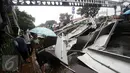 Warga melintas di samping JPO yang roboh di Jalan Raya Pasar Minggu, Jakarta Selatan, Sabtu (24/09). Akibat JPO robot lalu lintas mengsalami kemacetan. (Liputan6.com/Immanuel Antonius)