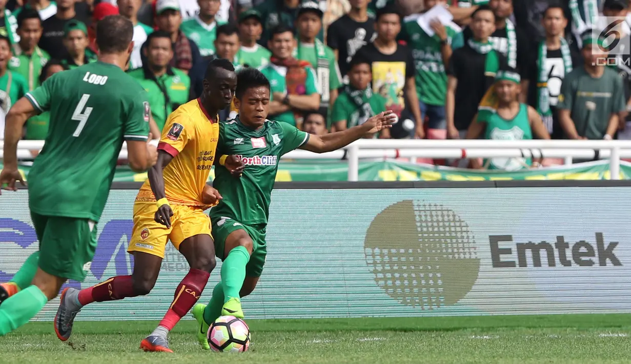 Pemain Sriwijaya FC berebut bola dengan pemain PSMS Medan saat pertandingan perebutan juara ketiga Piala Presiden di Stadion Gelora Bung Karno, Jakarta, Sabtu (17/2). (Liputan6.com/Arya Manggala)