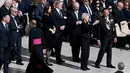 Presiden Komisi Eropa Ursula von der Leyen (kedua kanan) saat tiba menjelang misa pemakaman mendiang Paus Fransiskus di Lapangan Santo Petrus, Vatikan, 26 April 2025. (Isabella BONOTTO/AFP)