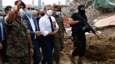 Presiden Prancis Emmanuel Macron (tengah) mengunjungi lokasi ledakan yang menghancurkan di pelabuhan Beirut, Lebanon, Kamis (6/8/2020). Presiden Macron tiba di Beirut untuk menawarkan bantuan Prancis ke Lebanon setelah ledakan besar yang meluluhlantakkan Kota Beirut. (AP Photo/Thibault Camus, Pool)
