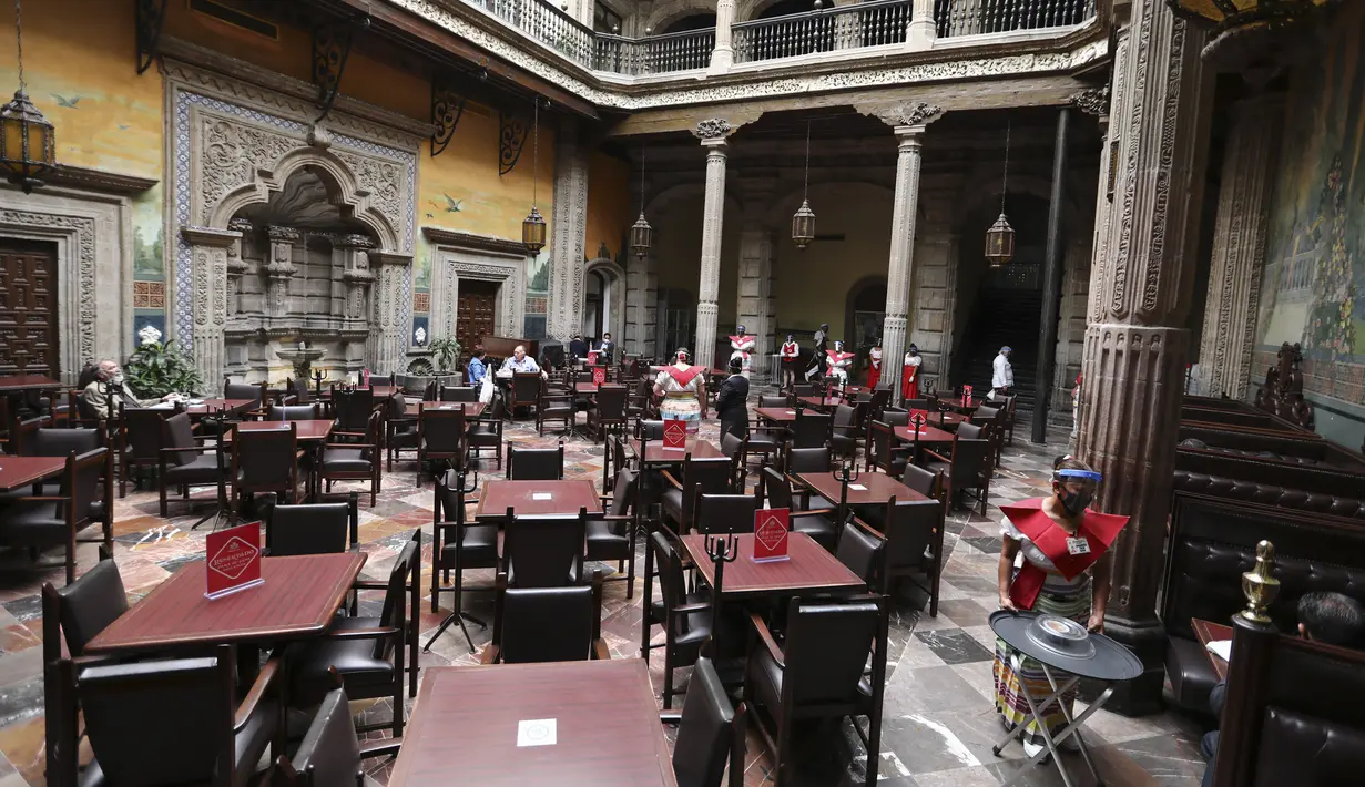 Pelanggan menerapkan jaga jarak aman untuk mencegah penyebaran virus corona COVID-19 saat makan di Restoran Sanborns of the Azulejos, Mexico City, Meksiko, Rabu (1/7/2020). (AP Photo/Eduardo Verdugo)
