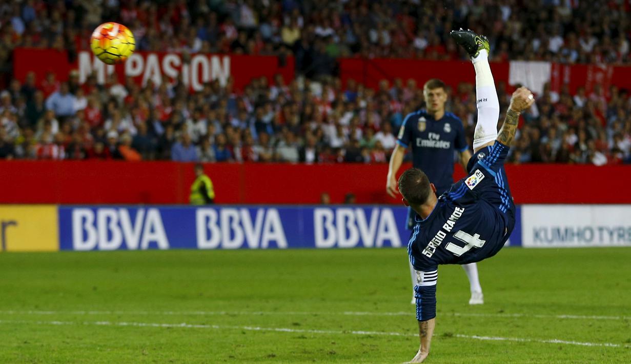Pemain Real Madrid, Sergio Ramos, melakukan tendangan salto yang berbuah gol ke gawang Sevilla dalam laga La Liga Spanyol di Stadion Ramon Sanchez Pizjuan, Sevilla, Senin (9/11/2015) dini hari WIB. (Reuters/Marcelo del Pozo)