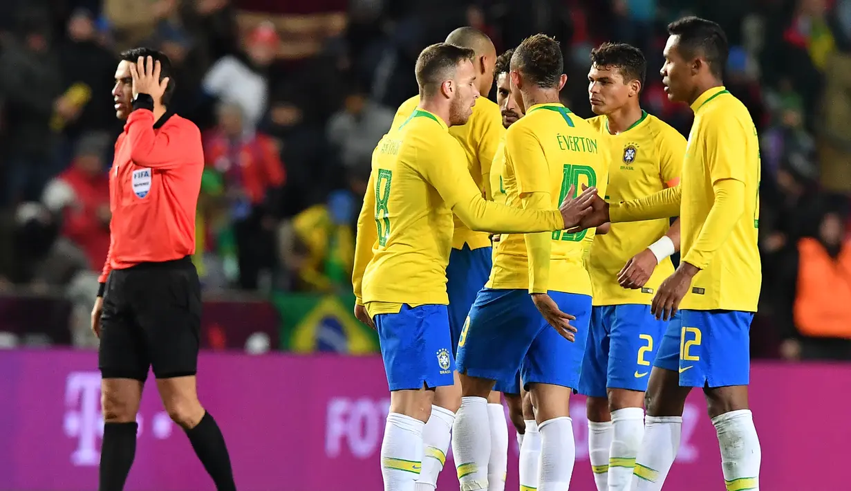 Selebrasi dilakukan peain Brazil usai Gabriel Jesus mencetak gol kedua Brazil pada laga persabahabatan yang berlangsung di Stadion Sinobo, Praha, Rabu (27/3). Brazil menang 3-1 atas Republik Ceko. (AFP/Joe Klamar)