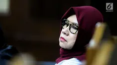 Mantan Dirut PT Pertamina (Persero), Karen Agustiawan saat menjalani sidang lanjutan pemeriksaan saksi-saksi di Pengadilan Tipikor, Jakarta, Kamis (2/5/2019). Sebelumnya, Karen didakwa terlibat dugaan korupsi investasi perusahaan di Blok BMG Australia tahun 2009. (Liputan6.com/Helmi Fithriansyah)