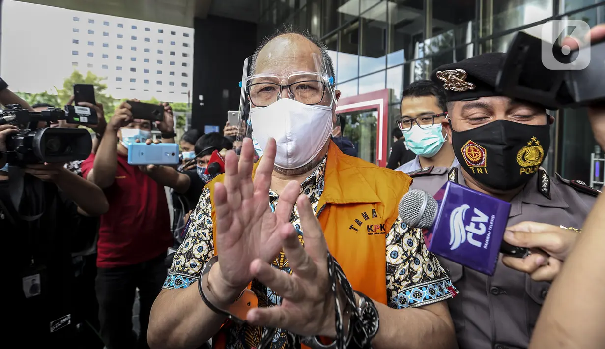 Komisaris RSU Kasih Bunda Hutama Yonathan meninggalkan Gedung KPK, Jakarta, Sabtu (28/11/2020). KPK resmi menahan Komisaris RSU Kasih Bunda Hutama Yonathan sebagai tersangka suap  perizinan pengembangan Rumah Sakit Kasih Bunda Cimahi. (Liputan6.com/Johan Tallo)