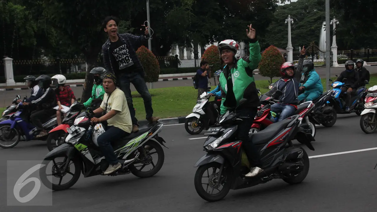 20160322- Sopir Taksi dan Pengemudi Ojek Online Terlibat Lempar Batu-Jakarta- Gempur M Surya