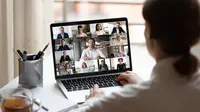 Ilustrasi virtual meeting. (Shutterstock/fizkes)