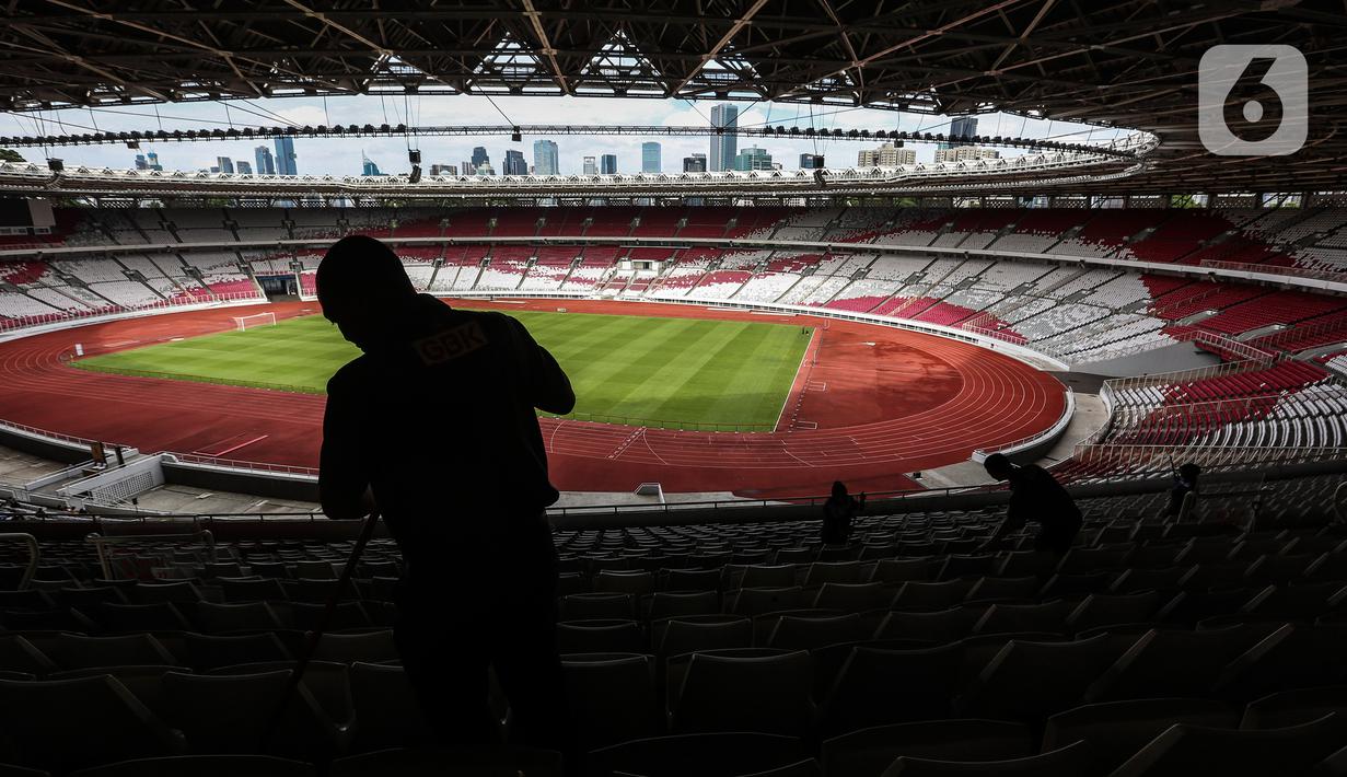 <p>Pekerja melakukan perawatan tribun penonton Stadion Utama Gelora Bung Karno, Senayan, Jakarta, Kamis (9/2/2023). Perawatan kebersihan stadion berkapasitas 88.083 penonton tersebut dilakukan memasuki hari ke-100 menuju kick off Piala Dunia U-20 2023 yang akan digelar di Indonesia pada 20 Mei hingga 11 Juni mendatang. (Liputan6.com/Johan Tallo)</p>