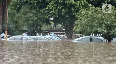 Kondisi taksi saat terendam banjir di Pool Blue Bird, Kramat Jati, Jakarta Timur, Rabu (1/1/2020). Banjir yang terjadi akibat hujan deras yang mengguyur Jakarta dan sekitarnya menyebabkan puluhan taksi dan belasan mobil terendam sejak pukul 04.00 WIB. (merdeka.com/Iqbal S. Nugroho)