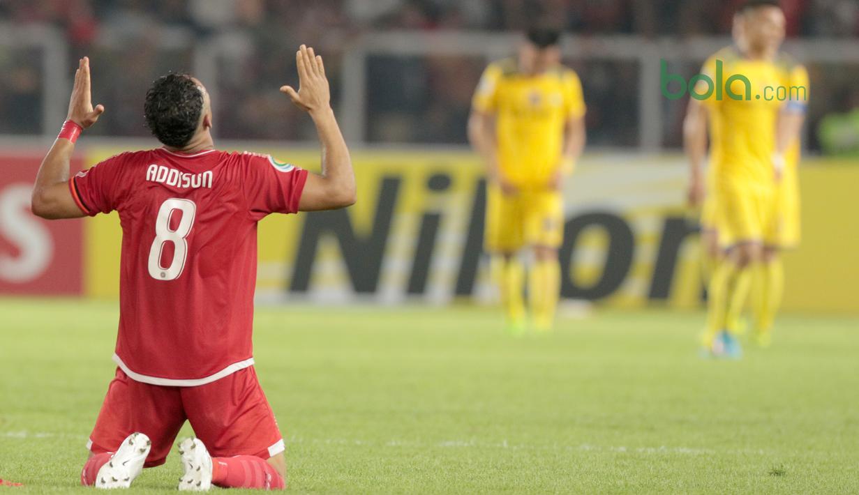 Ungkapan syukur ala Addison Oliveira usai membobol gawang Song Lam Nghe An FC pada laga Piala AFC 2018 di Stadion Utama GBK, Senayan, Jakarta, (13/3/2018). Persija Jakarta menang 1-0. (Bola.com/Nick Hanoatubun)