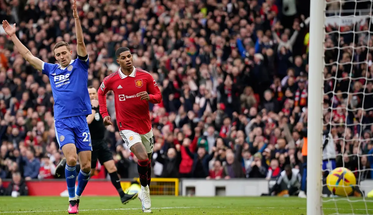 Pemain Manchester United Marcus Rashford (tengah) mencetak gol ke gawang Leicester City pada pertandingan sepak bola Liga Inggris di Stadion Stamford Bridge, Manchester, Inggris, 19 Februari 2023. Manchester United mengalahkan Leicester City dengan skor 3-0. (AP Photo/Dave Thompson)
