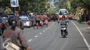 Sejumlah becak mengantar tamu undangan dari parkiran menuju Gedung Saba, Solo, Kamis (11/6/2015). Sebanyak 200 becak disediakan untuk mengantar tamu undangan menuju tempat resepsi pernikahan selvi dan gibran di Gedung Saba. (Liputan6.com/Faizal Fanani)