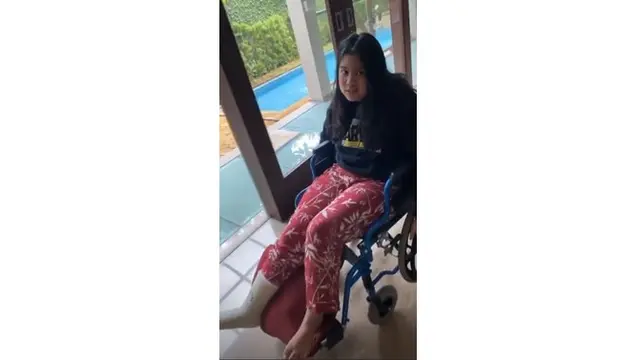 Saat berolahraga Aira mengalami fraktur yang mengakibatkan ia tak bisa berjalan normal.