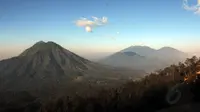 Jajaran gunung menambah daya tarik buat wisatawan untuk menikmati pagi di kawasan kawah Gunung Ijen, Jawa Timur, (20/10/2014). (Liputan6.com/Helmi Fithriansyah)