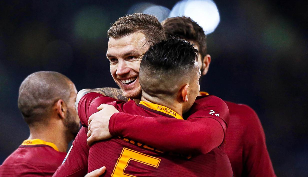 Striker AS Roma, Edin Dzeko, memeluk Leandro Paredes merayakan gol yang dicetaknya ke gawang Torino pada laga Serie A di Stadion Olimpico, Roma, Minggu (19/2/2017). Dzeko menjadi top scorer Serie A dengan 29 gol. (EPA/Angelo Carconi)