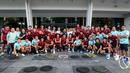 Sejumlah pemain, pelatih, dan instruktur Timnas Indonesia U-20 berfoto bersama setelah latihan fisik di GBK Empire Fit Club, Senayan, Jakarta, Rabu (15/05/2024). (Bola.com/Bagaskara Lazuardi)