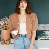 Tips jaga penampilan saat virtual meeting selama WFH di rumah. (Instagram/@jeannedamas)