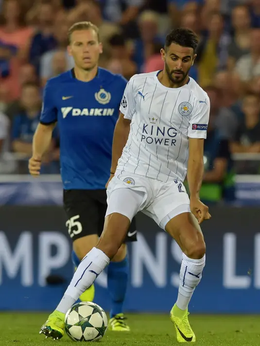 Gelandang Leicester City,  Riyad Mahrez berusaha mengontrol bola dari kawalan pemain Club Brugge Ruud Vormer pada Liga Champions di Satdion Jan Breydel, Belgia, (15/9). Leicester menang atas Club Brugge dengan skor 3-0.  (Reuters/Eric Vidal)