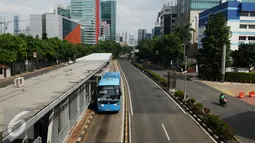 Bus Transjakarta melintas di Jalan HR Rasuna Said, Jakarta, Jumat (1/1/2016). Di hari libur, usai perayaan pergantian tahun 2016, sejumlah ruas jalan protokol di Jakarta terlihat lengang. (Liputan6.com/Helmi Fithriansyah)