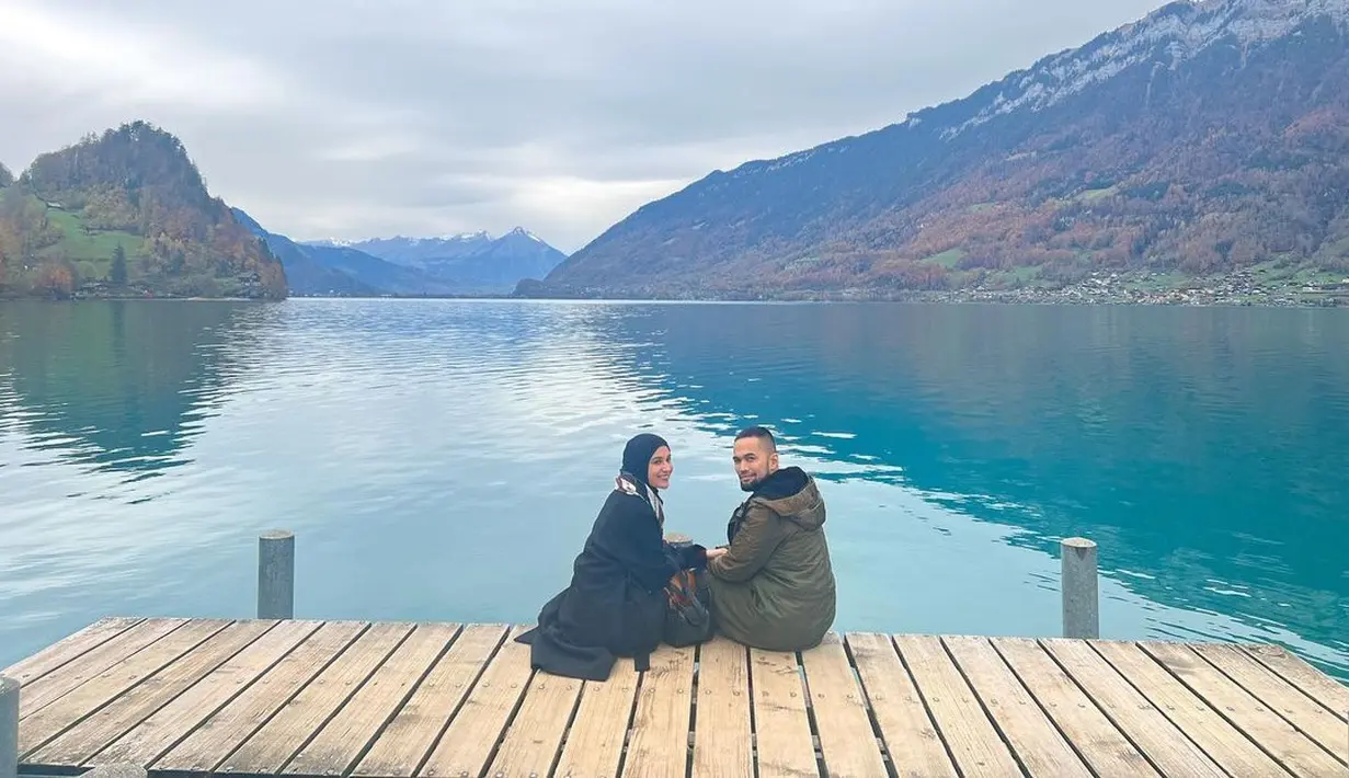 Pemandangan pegunungan yang dinikmati di pinggir danau merupakan pilihan Shireen Sungkar dan Teuku Wisnu untuk berpose. (Foto: Instagram/@shireensungkar)