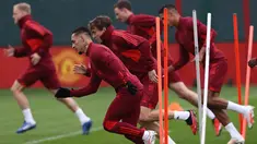Striker Manchester United, Antony, melakukan pemanasan selama sesi latihan menjelang matchday 2 Grup A Liga Champions 2023/2024, di Carrington Training Complex di Manchester, barat laut Inggris pada 2 Oktober 2023. (Darren Staples / AFP)