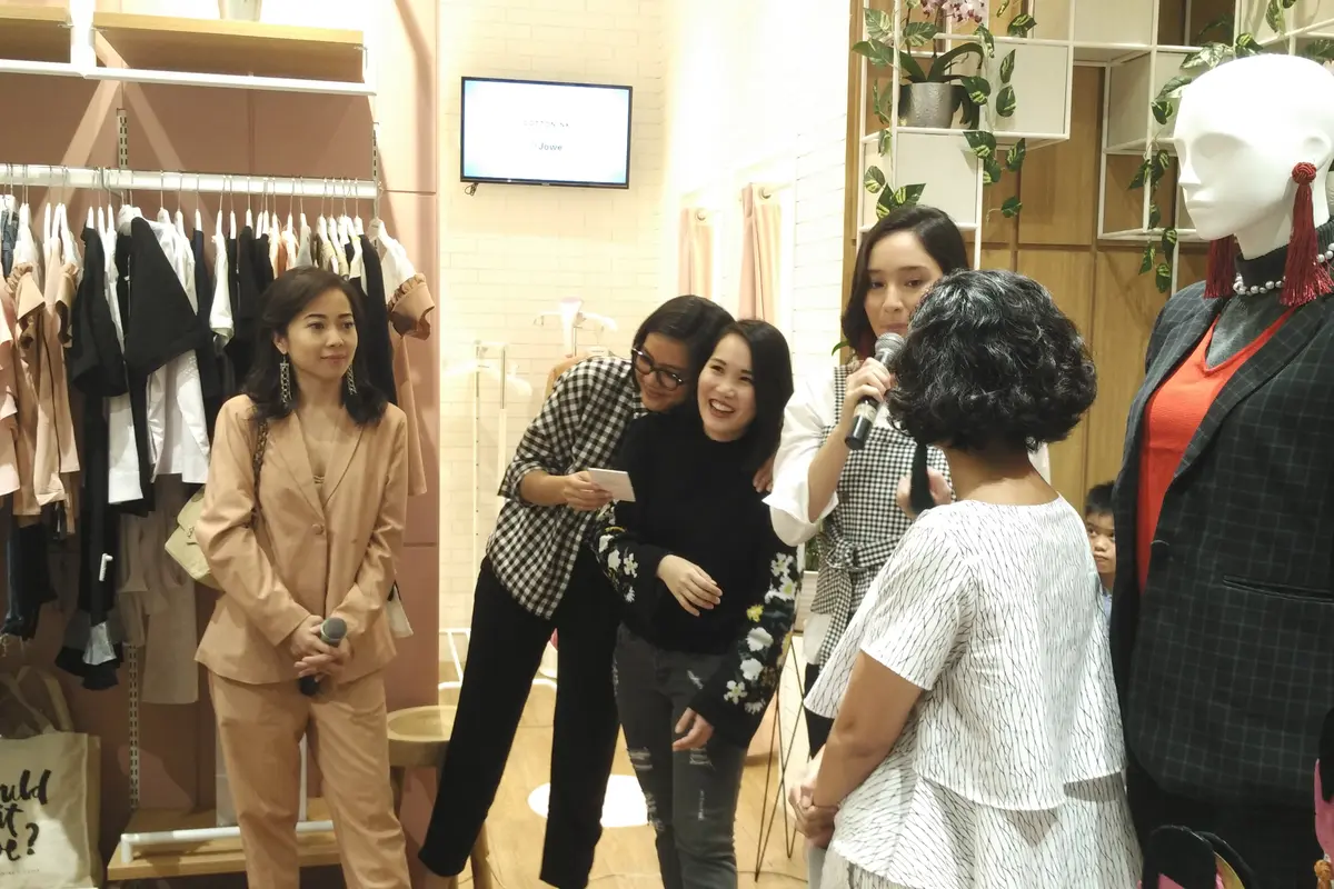 Kolaborasi Aksesori Tatjana Saphira-Karina Salim dan Cotton Ink