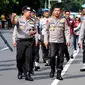 Kapolda Metro Jaya, Irjen Idham Azis (tengah) meninjau aksi unjuk rasa di depan Kedubes AS, Jakarta, Minggu (10/12). Ribuan massa berkumpul memprotes keputusan Presiden Trump yang mengakui Yerusalem jadi Ibu Kota Israel. (Liputan6.com/Helmi Fithriansyah)