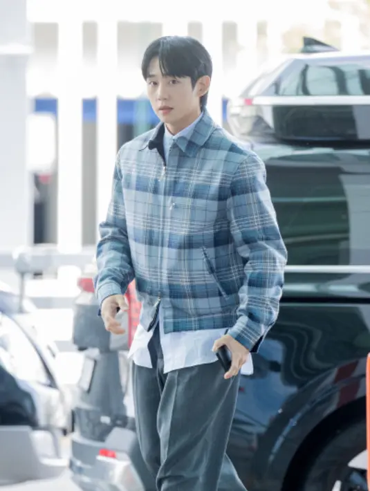 Jung Hae-in tampil dengan gaya busana layering, terlihat dari atasan yang ia kenakan. Tampak ia mengenakan inner kemeja lengan panjang bergaris yang memiliki gambar.  [Dior]