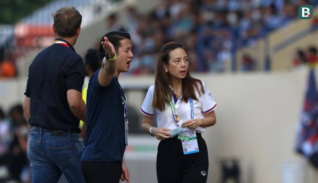 Madam Pang yang merupakan CEO Muang Thai Insurance dan lulusan Boston University dan Chulalongkorn University ini mampu menjawab kepercayaan FAT dengan gelar Piala AFF 2020 lalu usai mengalahkan Timnas Indonesia di laga final. (Bola.com/Ikhwan Yanuar)