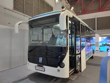 Kesan futuristik terlihat dengan sangat jelas pada MAB MD 8E. Bus ini hadir dengan tampilan yang simpel khas mobil-mobil futuristik namun ditambah dengan spion tanduk agar terlihat gagah. Bus ini bisa digunakan sebagai bus dalam kota dengan dimensi 8.380mm x 2.100mm x 3.125mm.