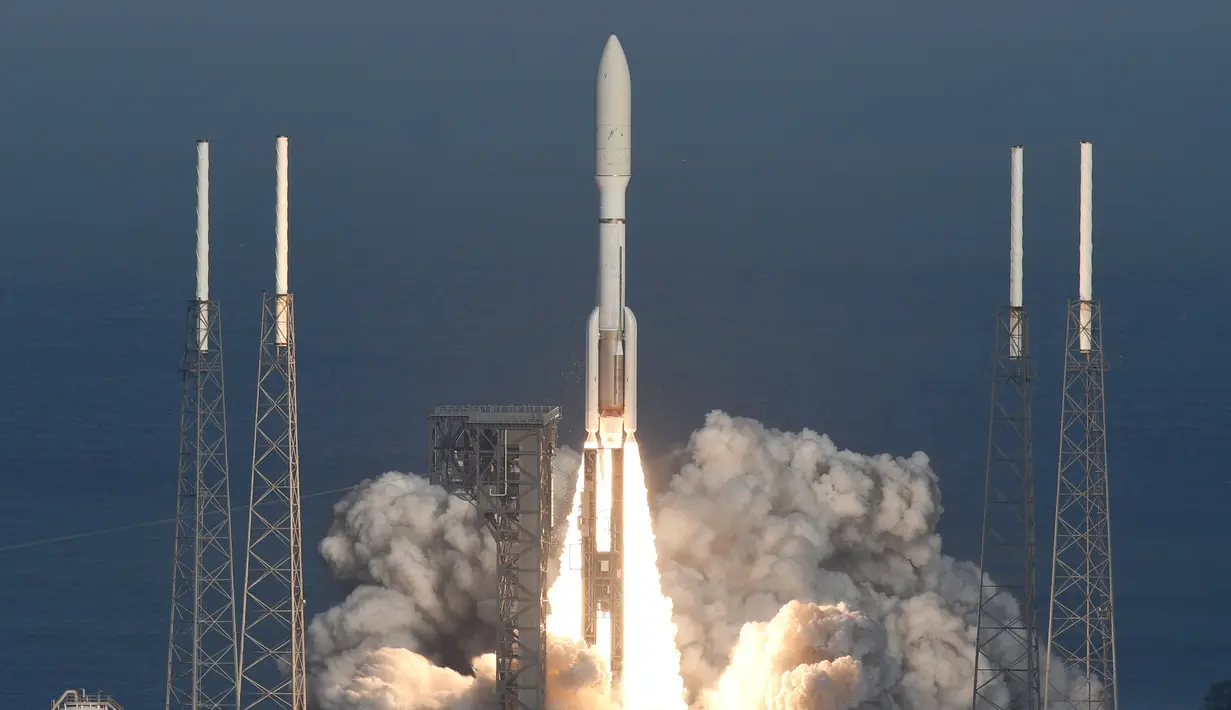 Suasana saat roket United Launch Alliance Atlas (ULA) V diterbangkan dari Cape Canaveral Air Force Station, Florida, Amerika Serikat, Kamis (1/3). Roket tersebut membawa satelit cuaca dan bencana GOES-S. (Craig Bailey/Florida Today via AP)