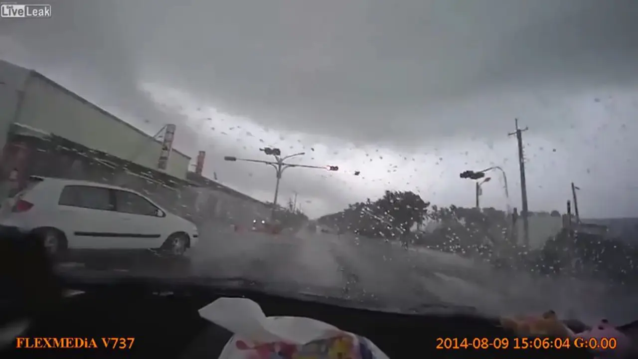 Astaga, Mobil Ini Raib Mendadak Akibat Terlempar Badai di Taiwan