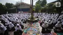 Sejumlah santri mengikuti kegiatan doa Istighosah di Pondok Pesantren An-Nuqthah, Kota Tangerang, Banten, Kamis (22/10/2020). Kegiatan tersebut digelar untuk memperingati Hari Santri Nasional dengan tema "Santri Sehat, Indonesia Kuat" yang jatuh pada hari ini. (Liputan6.com/Angga Yuniar)