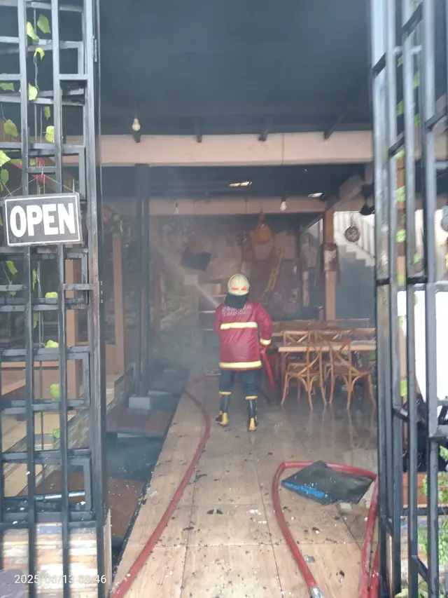 Kebakaran terjadi di sebuah rumah makan Kampung Kecil di Jalan Kencana Loka Sektor XII, Blok H6 Nomor 40, BSD City, Serpong, pada Jumat (13/6/2025) pagi.