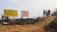 Masyarakat melihat eksekusi lahan kebun sawit di Desa Gondai, Kabupaten Pelalawan. (Liputan6.com/M Syukur)