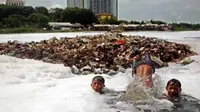 Sejumlah anak berenang di waduk Pluit, Penjaringan, Jakarta. Pencemaran lingkungan di waduk Pluit akibat limbah rumah dapat mengancam kesehatan anak-anak yang sehari-hari bermain ditempat itu.(Antara)