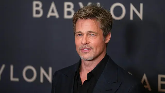 Brad Pitt Tampil Necis Berbalut Setelan Hitam pada Premiere Film Babylon di Paris