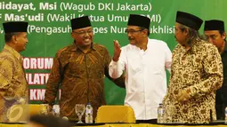 Cagub DKI Jakarta, Djarot Saiful Hidayat (ketiga kiri) berbincang dengan Wakil Sekretaris Jenderal PBNU Imam Pituduh (keempat kiri) saat berdialog dengan Takmir masjid di Jakarta, Jumat (31/3). (Liputan6.com/Angga Yuniar)