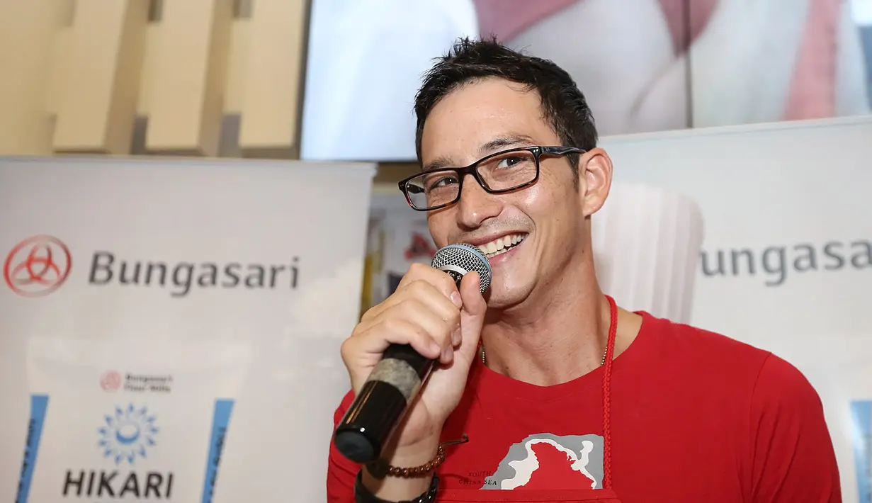 “Sudah cukup sering saya berinteraksi dengan orang-orang di industri ini. Tapi baru pertama kali saya mencoba masuk ke dapur, membuat makanan, dan ditonton banyak orang," ujar Mike Lewis kepada penonton, di booth Bungasari. (Bambang E Ros/Bintang.com)