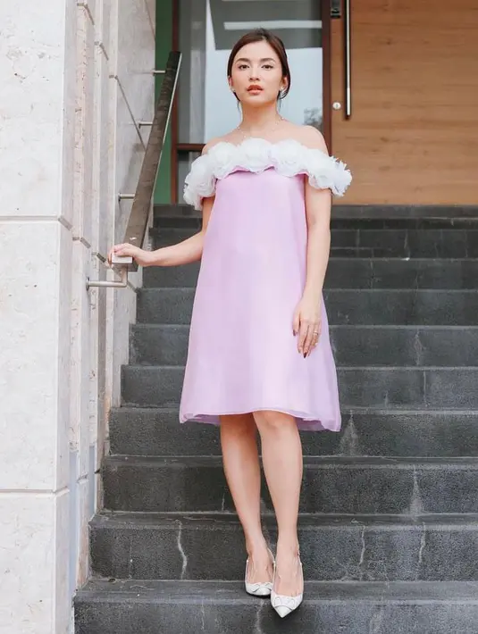 Off shoulder dress dengan aksen bunga 3D bikin penampilan Chelsea Olivia semakin menawan. @chelseaoliviaa.