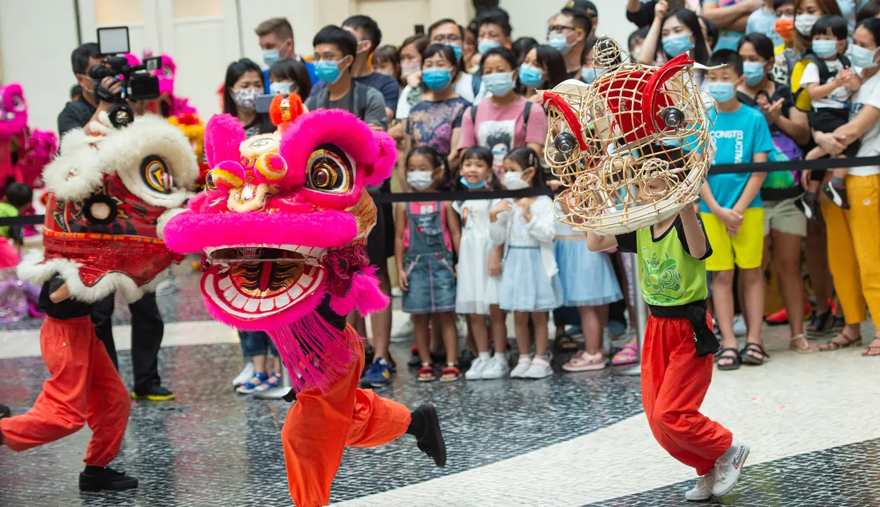 Anak-anak tampil dalam upacara kelulusan program pelatihan tari barongsai di Makau, 12 September 2020. Selama musim panas, 40 anak menyelesaikan program pelatihan tari barongsai, seni pertunjukan tradisional China yang sering dipentaskan untuk hiburan di acara-acara perayaan. (Xinhua/Cheong Kam Ka)