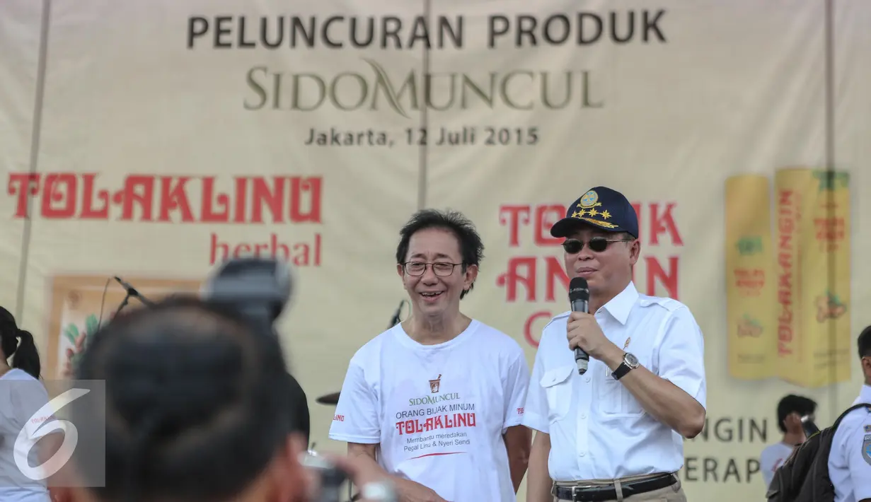 Menhub, Ignasius Jonan memberikan sambutan saat pelapasan mudik gratis bagi pedagang jamu bersama Sido Muncul di kawasan Kemayoran, Jakarta, Minggu (12/7/2015). Para pemudik ini rata-rata penjual jamu, dan pedagang asongan. (Liputan6.com/Faizal Fanani)