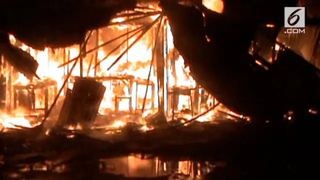 12 kios pedagang di Pasar Sentral Wameo hangus terbakar.