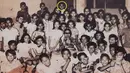 Foto yang tidak bertanggal yang diperoleh dari Bandung ini menunjukkan Barack Obama (Lingkaran Kuning) pada tahun 1970-an, berfoto dengan teman-teman sekolah dasarnya di SDN 1 Menteng Jakarta. (Restricted To Editorial Use AFP Photo/Ho)