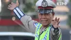 Demi mencari penghasilan tambahan dan mendapatkan kedamaian, dua polisi ini kembali ke alam dan menyelamatkan lingkungan.