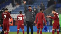 Pelatih Liverpool, Juergen Klopp, menyapa suporter usai mengalahkan Leicester pada laga Premier Laegue di Stadion King Power, Leicester, Kamis (26/12). Leicester kalah 0-4 dari Liverpool. (AFP/Oli Scarff)